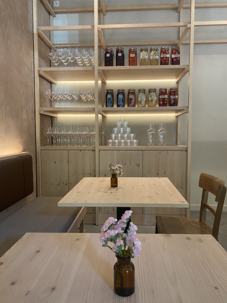 Regal mit Weingläser und eingewecktem Gemüse