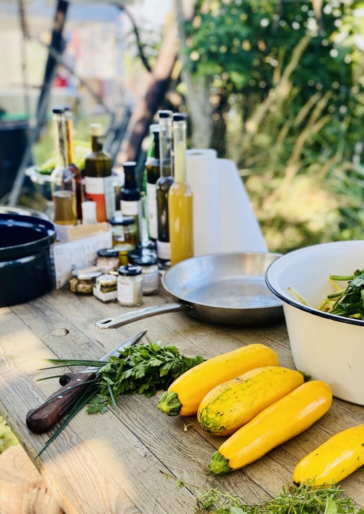 Tisch mit Gewürzen und Gemüse, unter freiem Himmer, im Lerchenfeld, Pamhagen