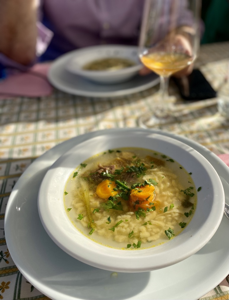 Teller mit Hühnersuppe
