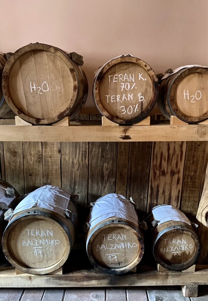 Verschieden große Holzfässer in denen Essige reifen