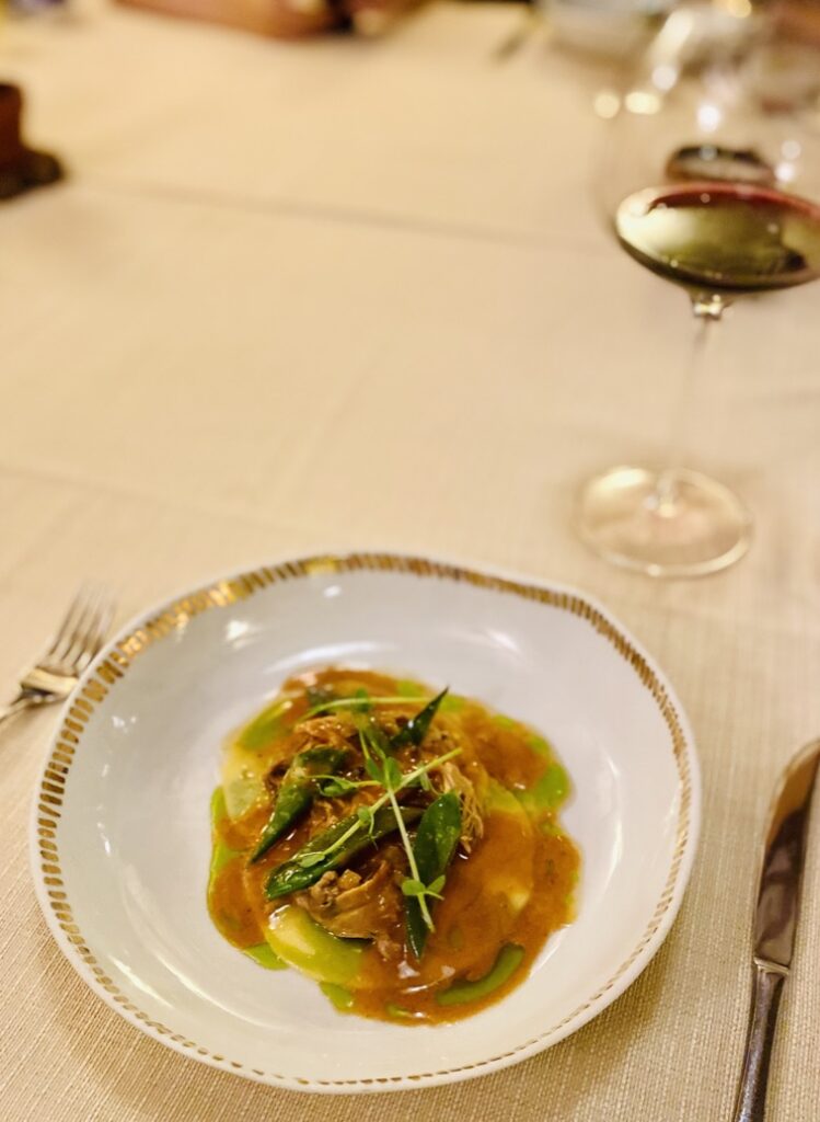 Zart geschmortes Kaninchen mit Erbsschoten, wildem Gemüse, eingelegten Zwiebeln, Pasta Talern und Kräutern