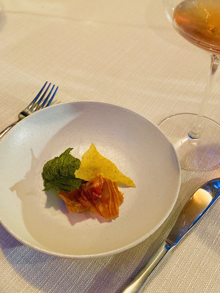 Tricolore von Kuhmilchkäse, Spacapan Pancetta, Basilikum, Tomate und Polenta