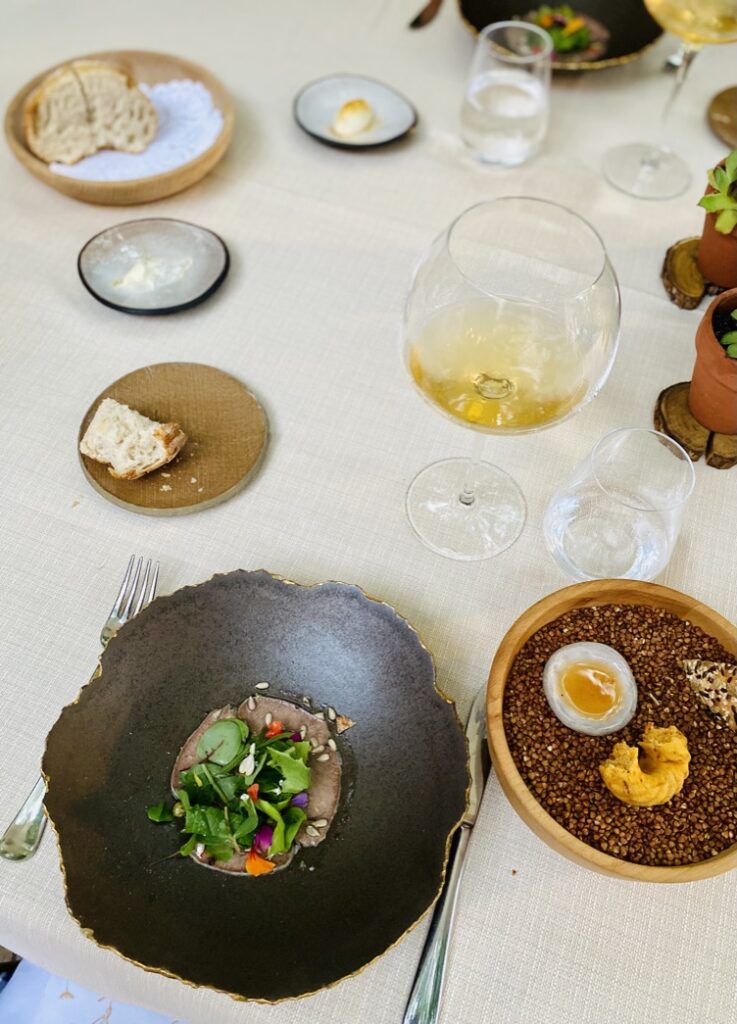Rinderzunge mit Wildkräutern, Gugelhupf Brioche, Tomatenwasser und hausgemachtem Sauerteigbrot