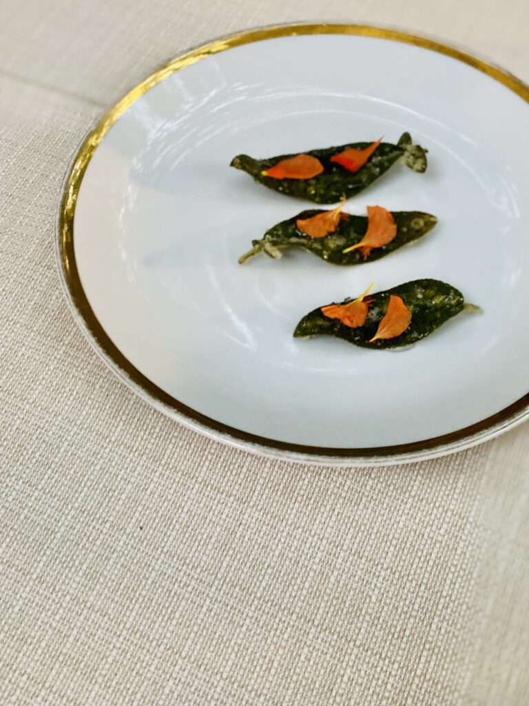 Knusprige Salbeiblätter mit Akazienhonig und Blütenblättern