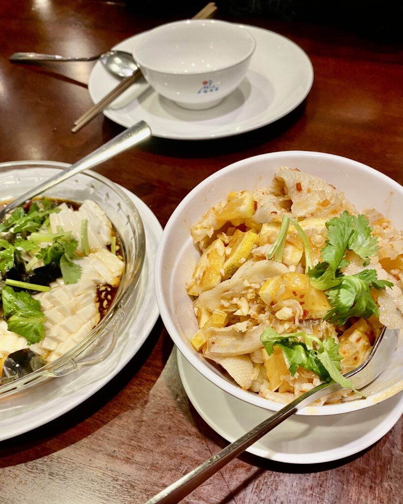 Schalen mit chinesischen Vorspeisen