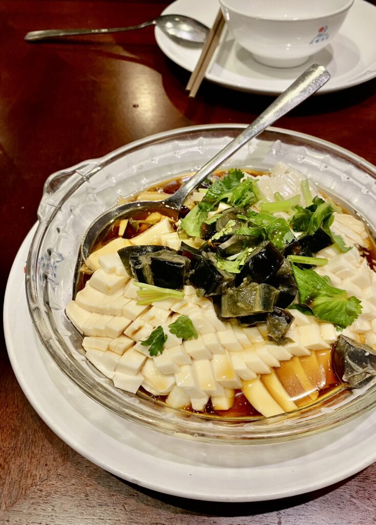 Flache Schale mit Tofu