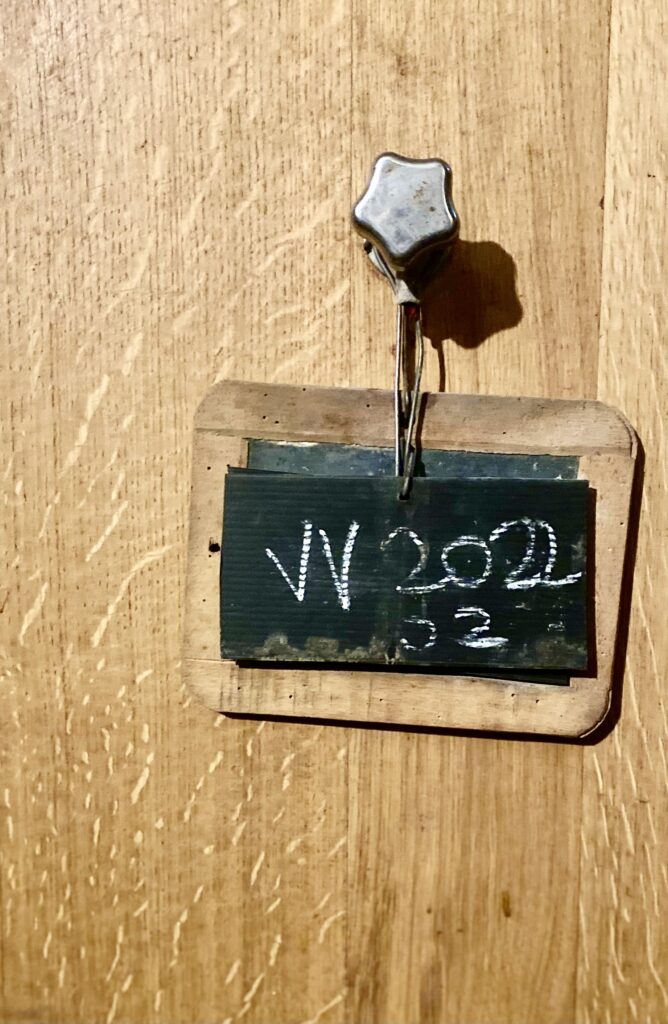 Großes Holzfass mit Beschriftung